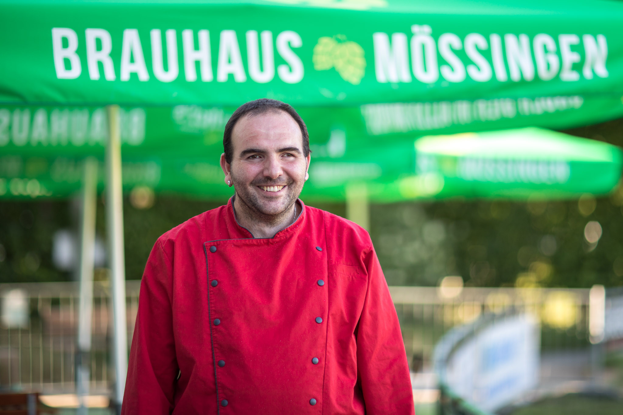 Der neue, sympathische und junge Pächter der Spvgg-Vereinsgaststätte auf der vergrößerten Terasse freut sich auf neue und alte Gäste.