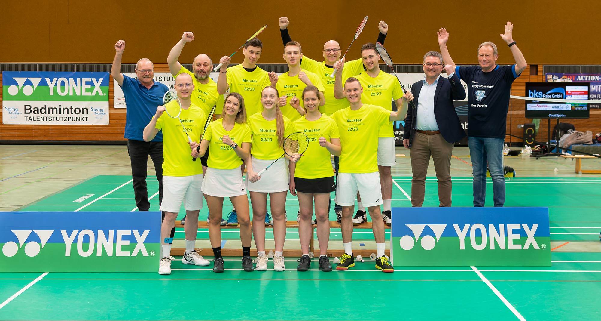 Spvgg Mössingen 1 - Meister der BW_Liga 2022/2023 beim Saisonfinale am 1. April: vorne v. li. Daniel Göricke, Anne Ladwig, Amera Dubinovic, Nadja-Christine Reihle, Martin Hähnel; hinten v. li. Spvgg-Vorstand Dieter Haap, Andreas Gallai, Bent Julian Meyer, Alexander Huber, Reinhold Portscheller, Mannschaftsführer Patrick Spahr, OB Michael Bulander und Spvgg-Vorstand Norbert von Wulfen